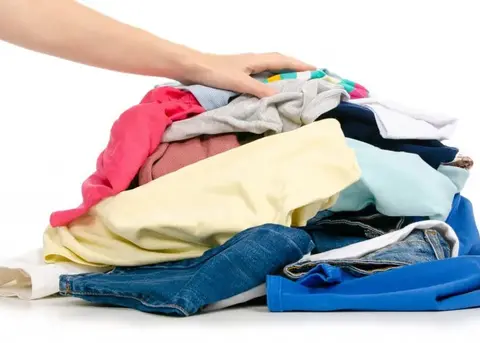 Ilustracja do artykułu gdzie-wyrzucac-stare-zniszczone-ubrania-1.webp